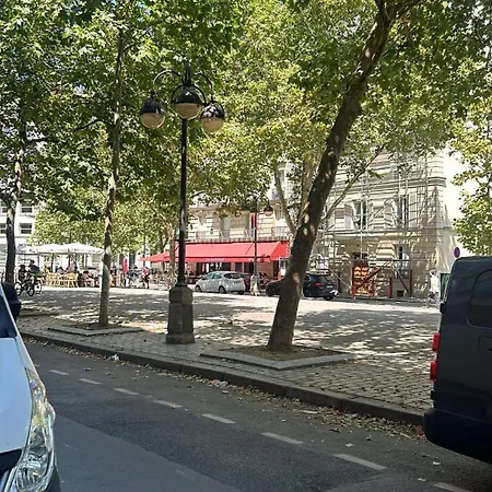 Pour Deux Face A La Tour Eiffel *