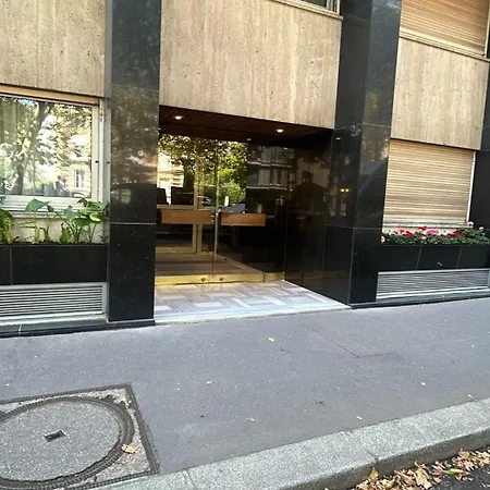 Pour Deux Face A La Tour Eiffel *