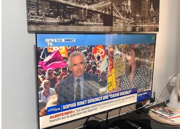 Pour Deux Face A La Tour Eiffel * Paris