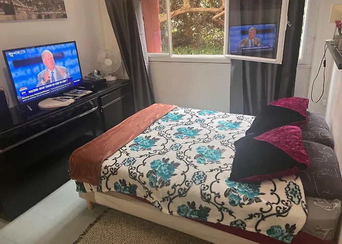 Pour Deux Face A La Tour Eiffel *