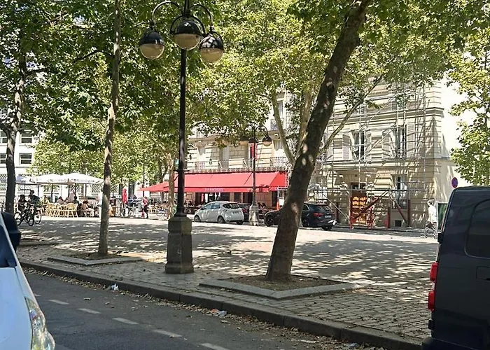 Pour Deux Face A La Tour Eiffel *
