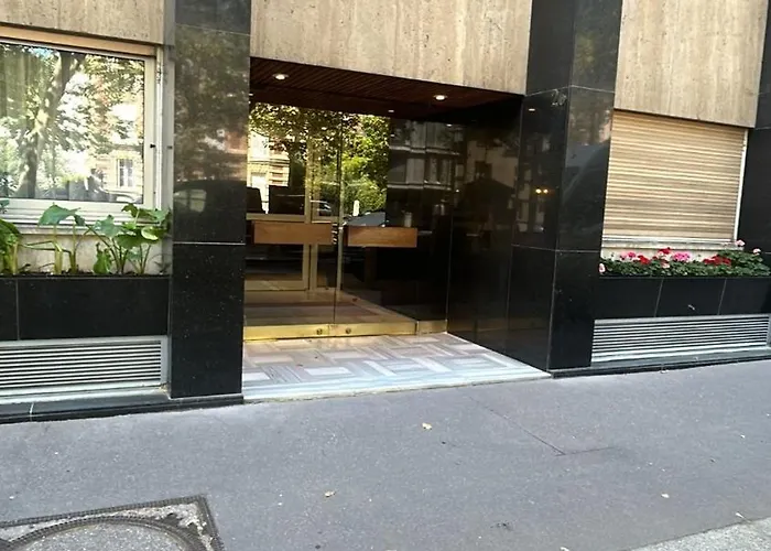 Pour Deux Face A La Tour Eiffel *