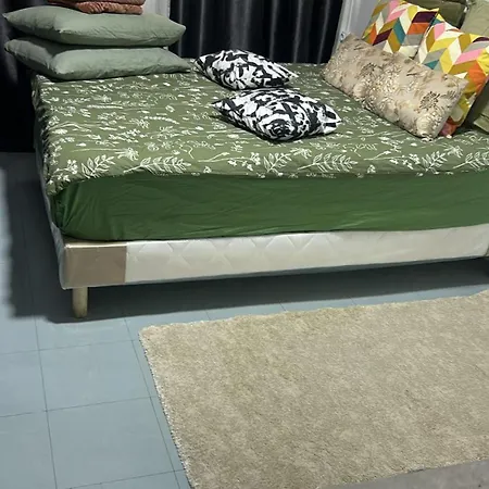 Pour Deux Face A La Tour Eiffel * Parijs